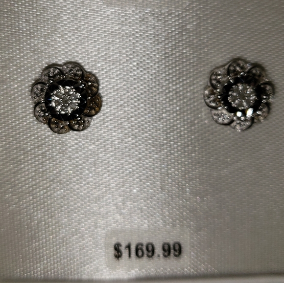 New diamond floral earrings - Picture 2 of 3